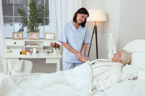 Comment choisir un prestataire de services à domicile pour une personne âgée ?