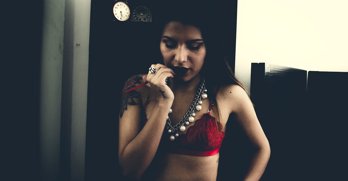 découvrez notre collection séduisante d'accessoires de lingerie sexy, conçus pour pimenter vos soirées et sublimer votre look. offrez-vous une touche d'élégance et d'audace avec nos pièces uniques qui allient confort et charme.