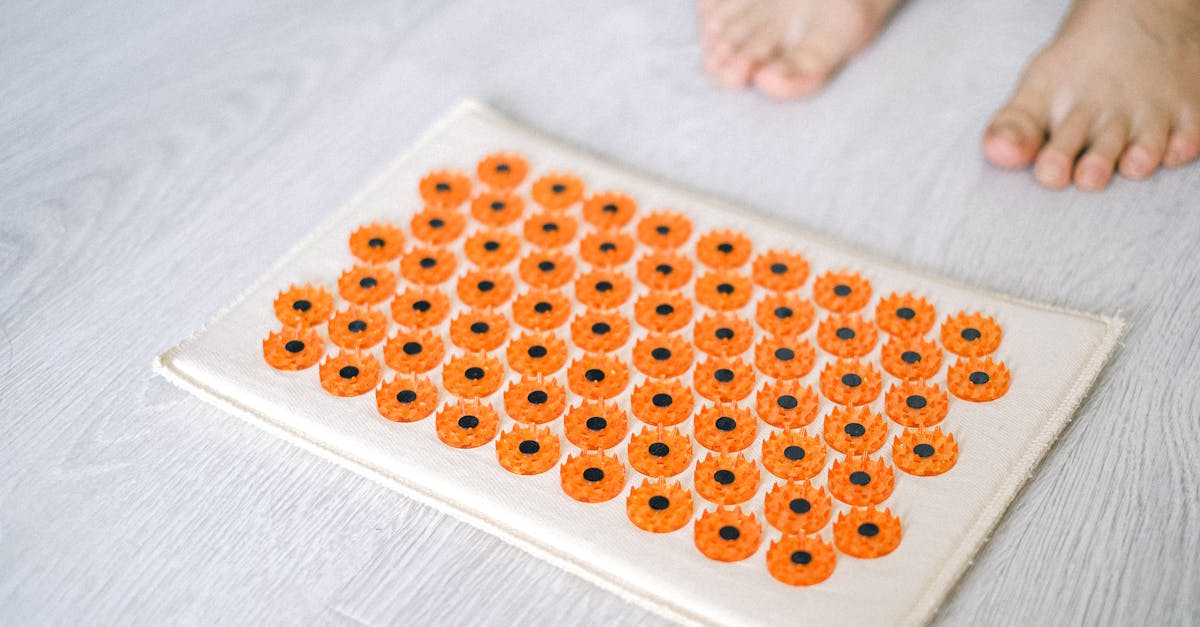 découvrez les bienfaits du tapis d'acupression, un accessoire innovant pour soulager le stress, apaiser les douleurs musculaires et favoriser la relaxation. profitez d'un moment de bien-être à domicile grâce à cette pratique inspirée de l'acupuncture.