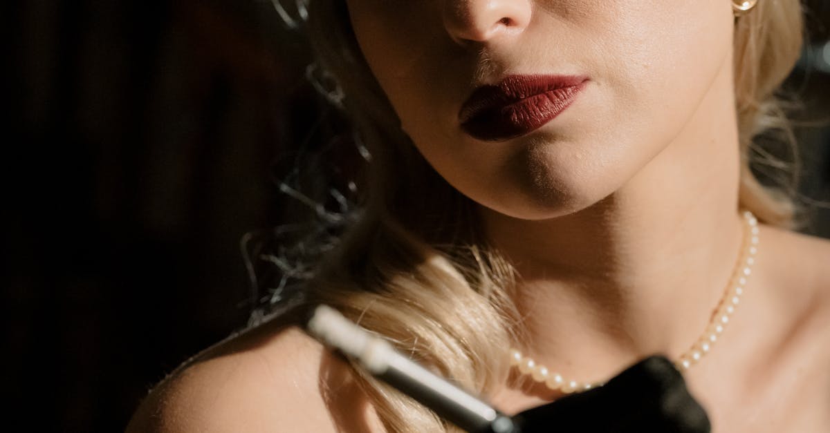 découvrez l'univers captivant des femmes fatales, ces figures mystérieuses et séduisantes qui envoûtent par leur charme et leur audace. plongez dans leur psychologie complexe et explorez les histoires fascinantes qui les entourent.
