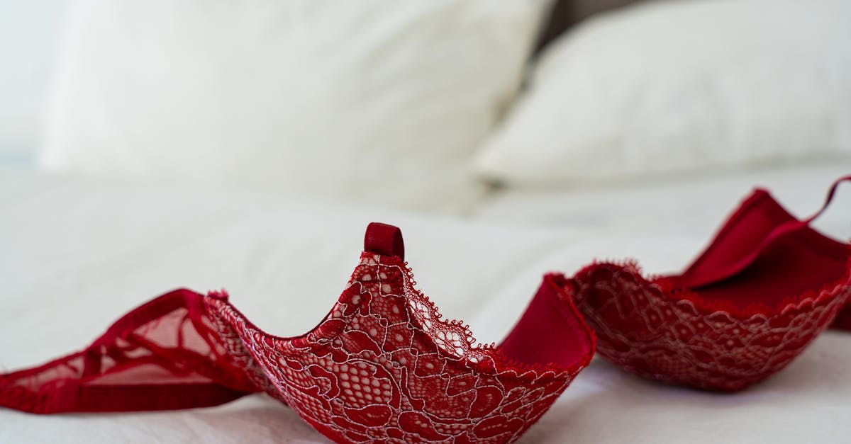 découvrez notre collection de lingerie raffinée et élégante, conçue pour révéler votre sensualité tout en offrant confort et qualité. trouvez le modèle parfait qui mettra en valeur votre silhouette et sublimera vos moments spéciaux.
