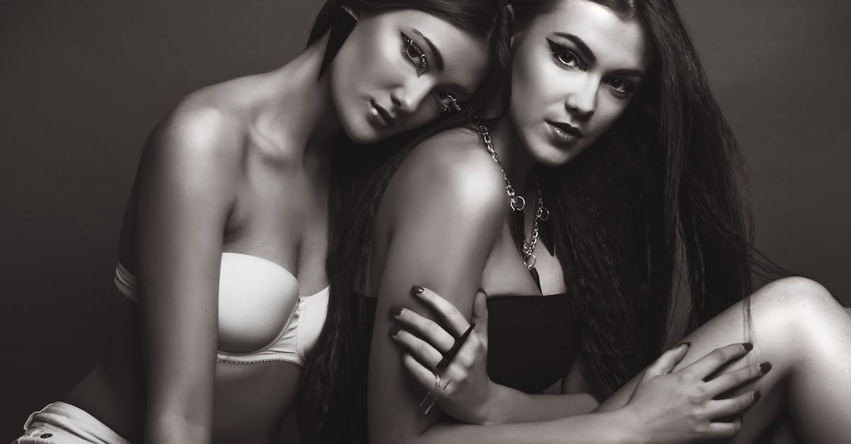 découvrez notre collection de lingerie élégante et confortablement conçue pour sublimer toutes les silhouettes. des modèles raffinés aux styles variés, procurez-vous une sensation de luxe au quotidien.