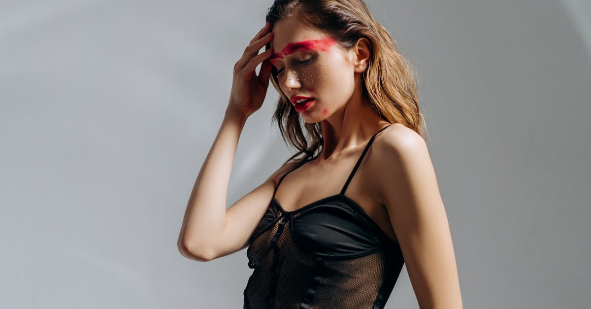 découvrez les dernières tendances en lingerie pour sublimer votre féminité. explorez des styles audacieux, des dentelles délicates et des coupes innovantes qui allient confort et élégance. restez à la pointe de la mode avec notre sélection des must-have de la saison.