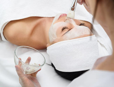 Gommage vs Peeling : Quelle est la différence lors des soins visage à Villeurbanne ?