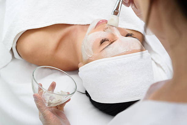 Gommage vs Peeling : Quelle est la différence lors des soins visage à Villeurbanne ?