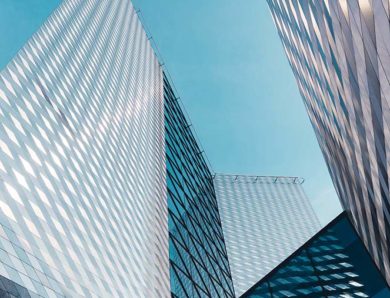 Les bâtiments tertiaires situés dans des zones rurales sont-ils soumis aux mêmes obligations que ceux en zone urbaine ?