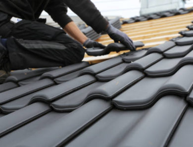 Est-ce qu’un couvreur à Mions peut rénover une toiture sans modifier son apparence extérieure ?