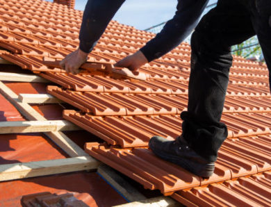 Comment un ferblantier couvreur à Genève évite-t-il les infiltrations d’eau sur une toiture métallique ?